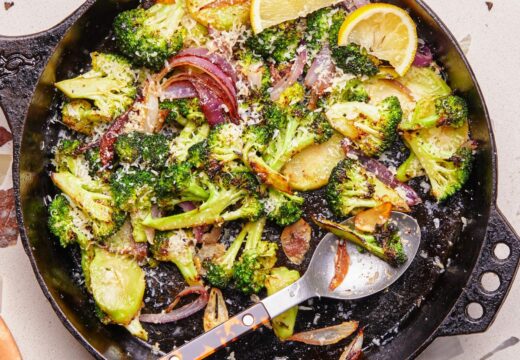 brocolis grillés dans une poêle avec ail, huile d'olive, oignon rouge et citron