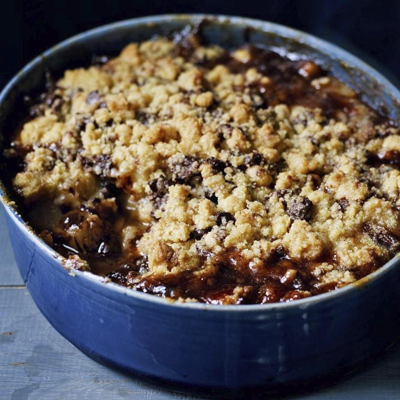 soupe de petits pois dans un bol noir avec une cuillère en bois à côté