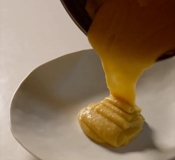 pommes de terre au miso coulant sur assiette