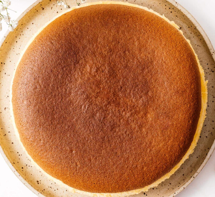 gâteau dans une assiette couleur crème légèrement cuit