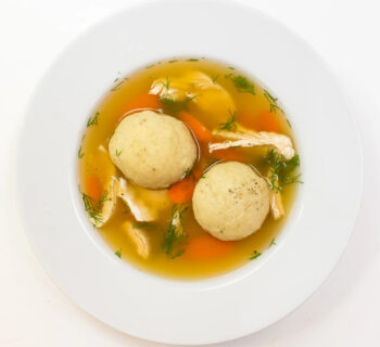 soup de boulettes avec des légumes dans une assiette creuse blanche