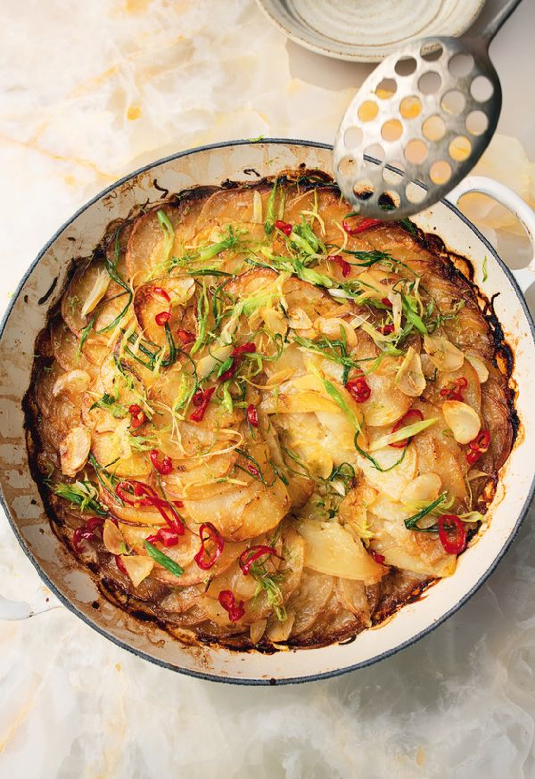 ottolenghi gratin de pommes de terre dans un plat blanc