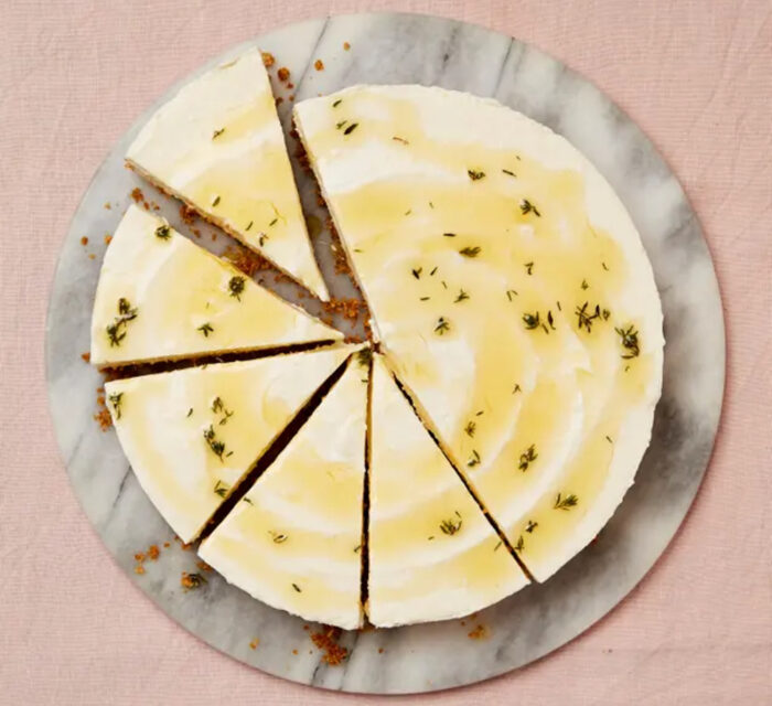cheesecake sans cuisson au yaourt et au miel coupé en part