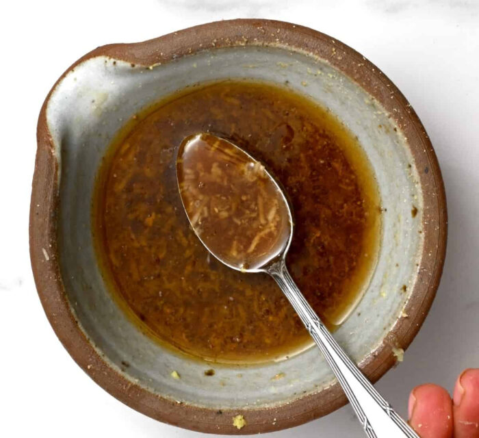 sauce à la sauce soja, avec cuillère dans un bol