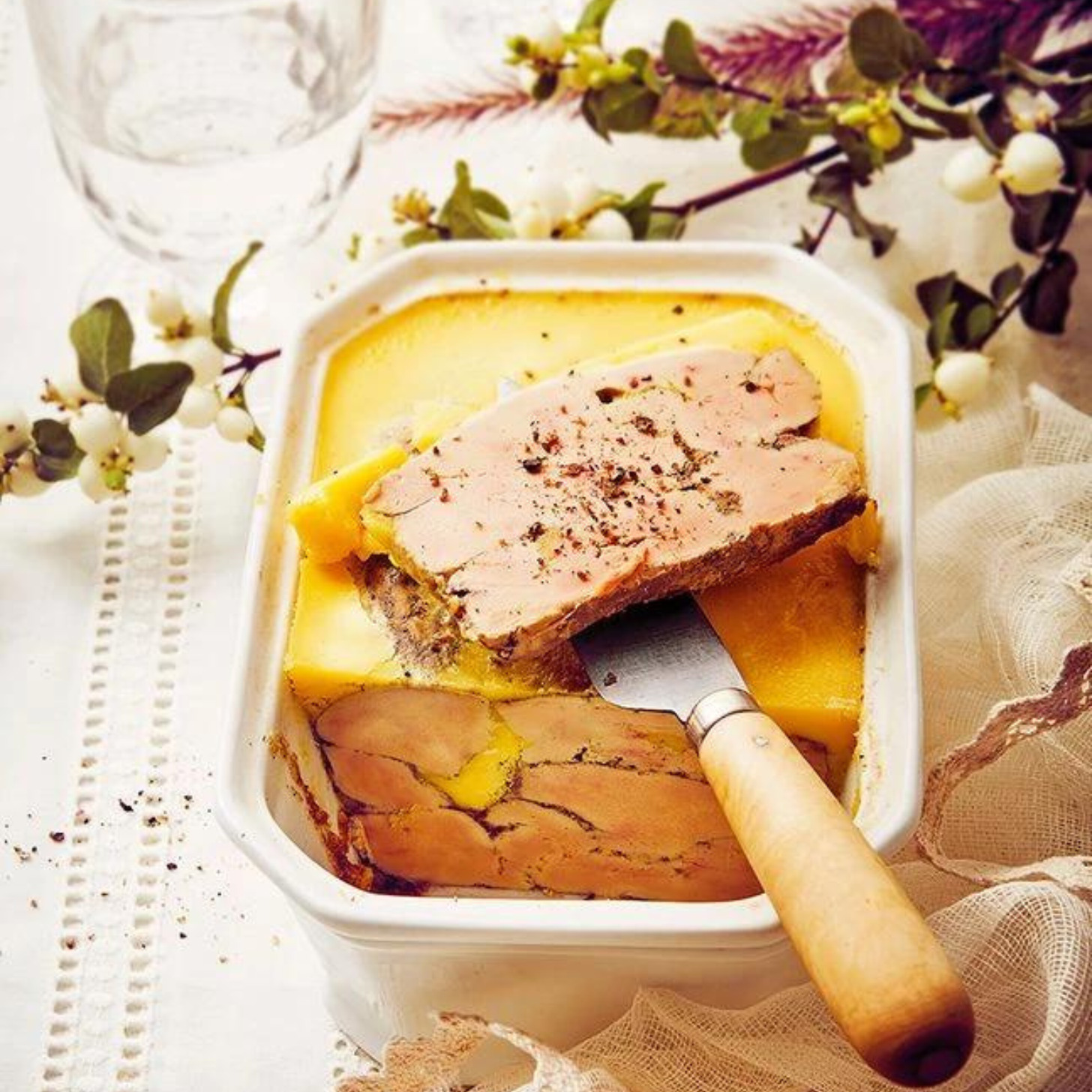 vinaigrette au miel dans un pot en verre avec une cuillère 