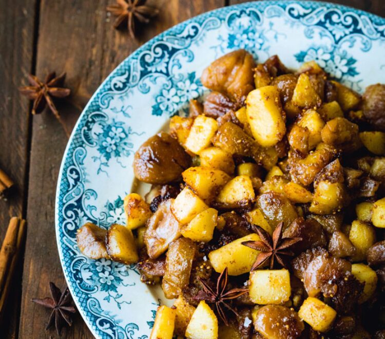 vinaigrette à la moutarde dans un bol blanc avec une cuillère en métal