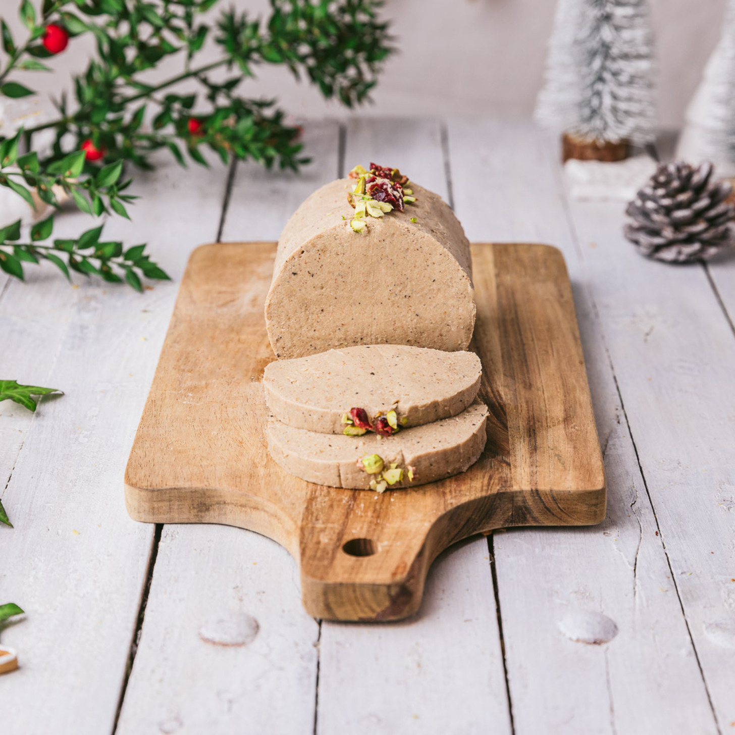 vinaigrette à la moutarde dans un bol blanc avec une cuillère en métal