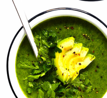 Soupe de légumes verts avec de l'avocats, épinards, et brocolis