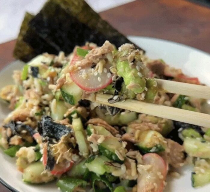 salade sushi avec des feuilles d'algues et des baguettes