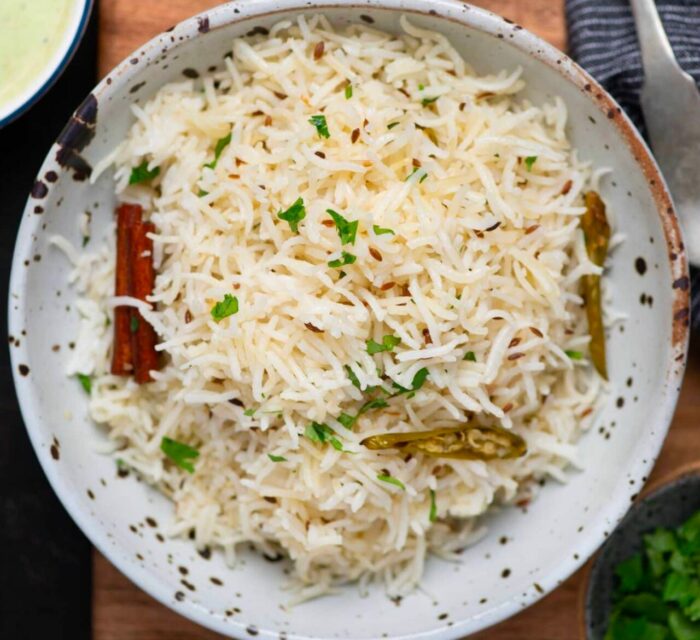 riz indien au cumin servi avec de la coriandre et autres épices dans un bol