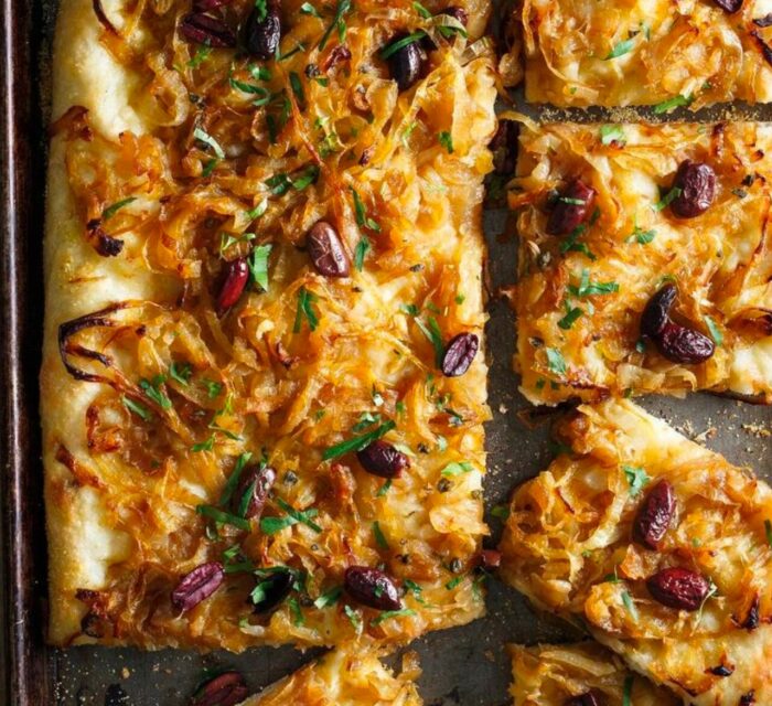 Tarte façon pissaladière avec une pâte à pizza, anchois, oignons et olives de Kalamata